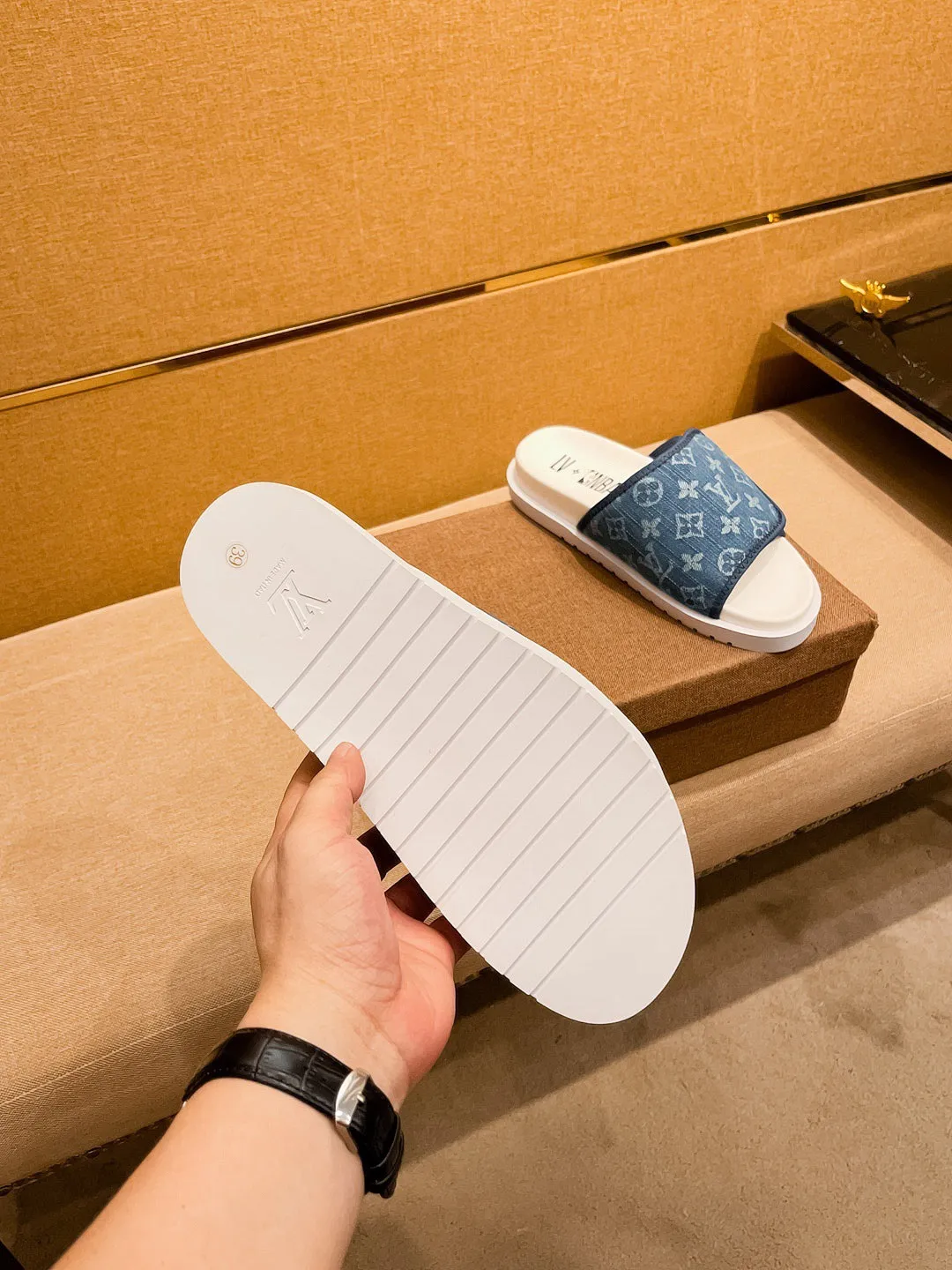 Men's men's shoes💰 300💰New model on the market🔥 [LV🔥 Louis Vuitton slippers] High-end 1:1 mold customization, original upgraded version of the outsole, lighter and non-slip. The market's top quality, fashionable and trendy, versatile and popular, simple yet tasteful, a must-have for fashionistas, exuding a fashionable and casual atmosphere, fashion is at your feet, full of confidence, the same style at the counter 👍The season of spring and summer slippers is here, super beautiful to wear, 38-44 1⃣️colors available🔥
